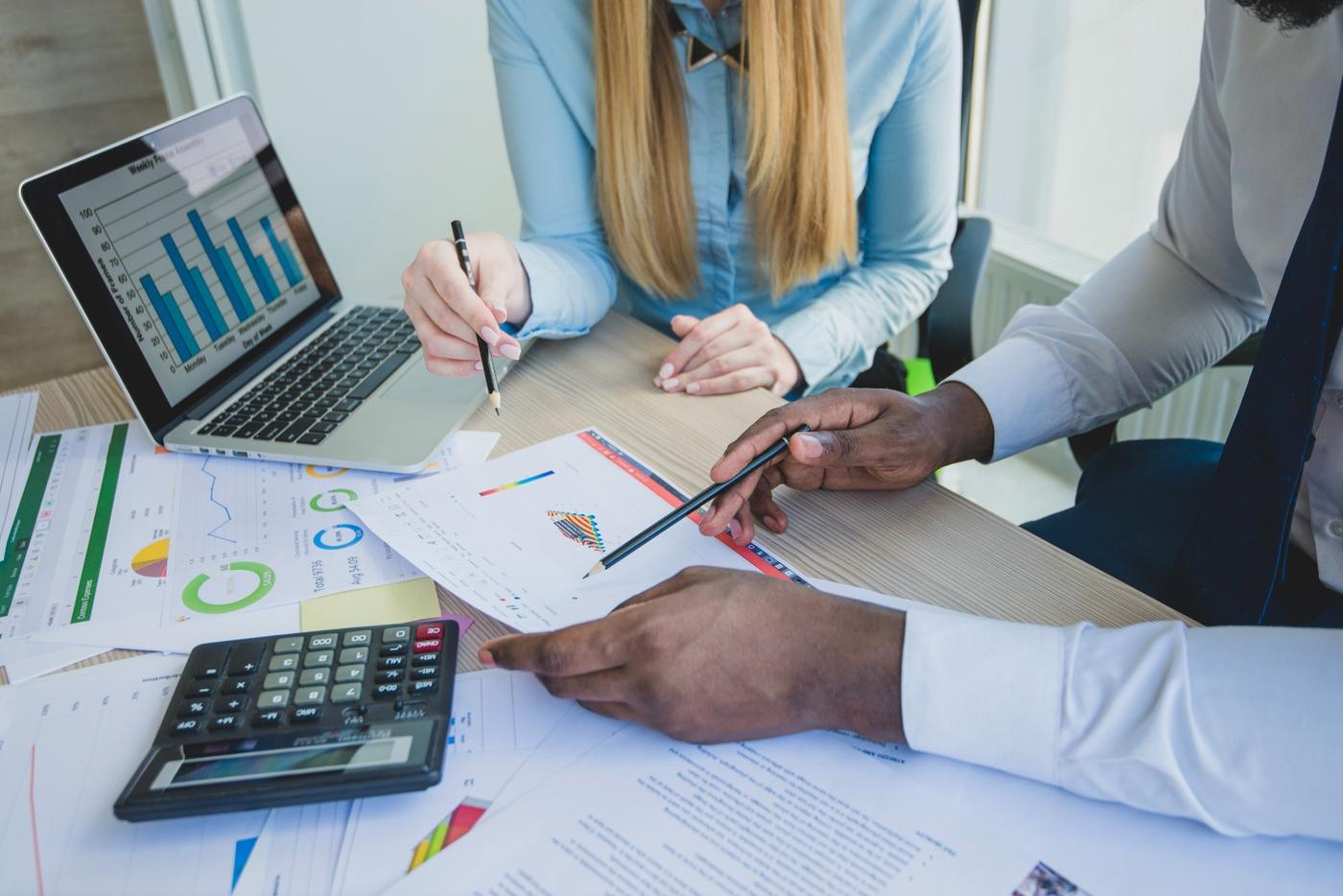 Especialistas analisando relatórios financeiros com o cliente